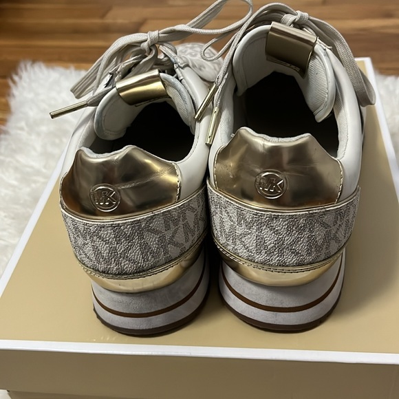 Mandy Trainer - Picture 2 of 4